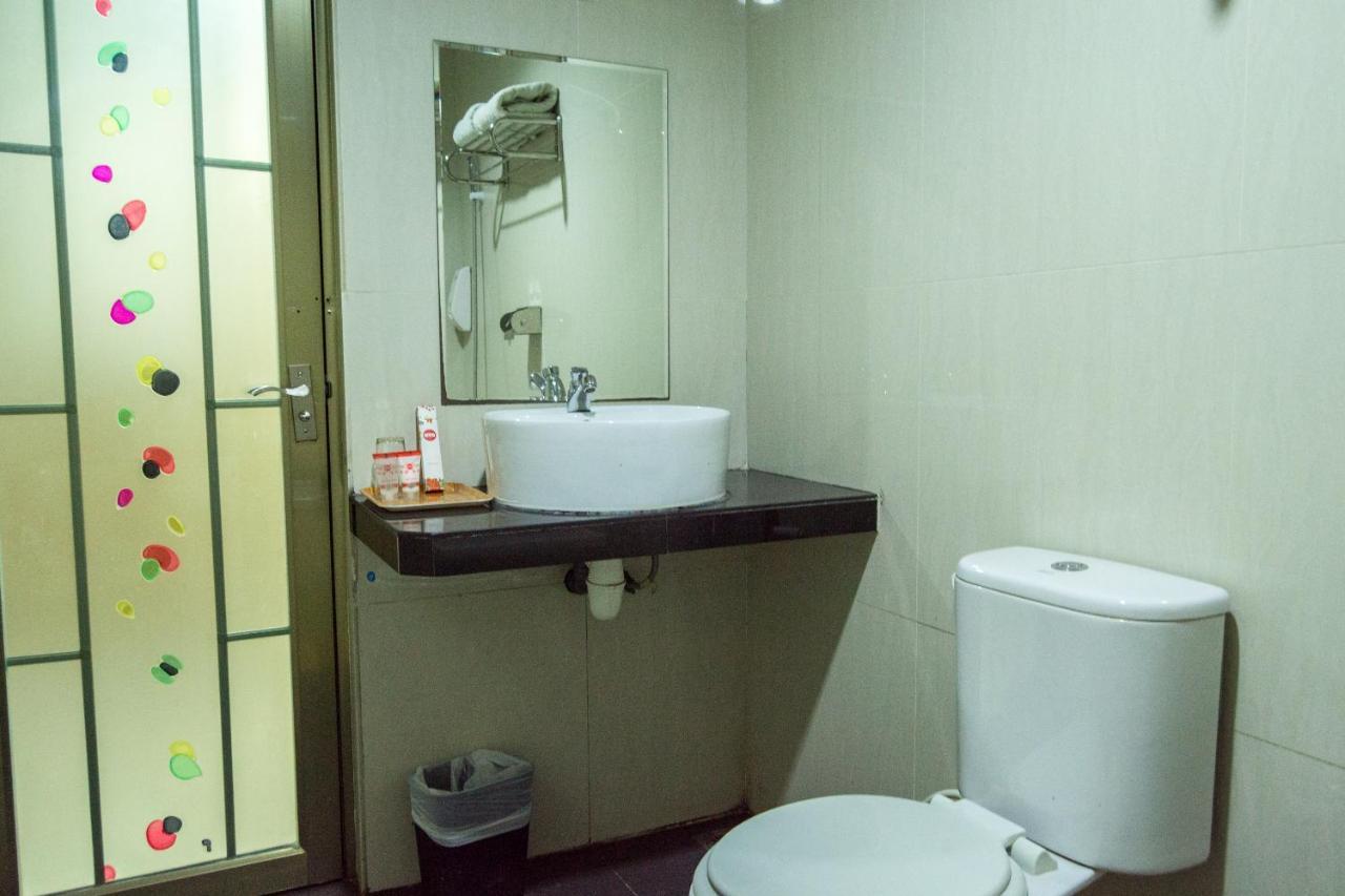 Collection O 625 Hotel Golden Gate Batam Exterior photo