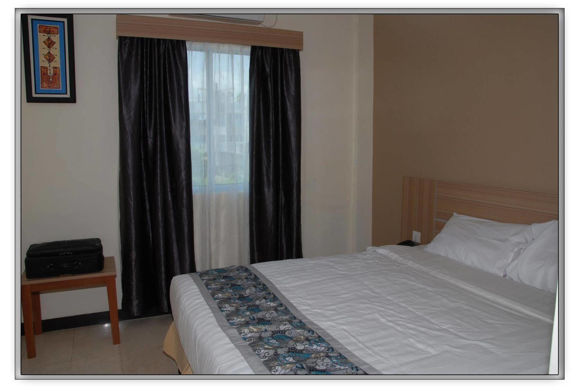 Collection O 625 Hotel Golden Gate Batam Exterior photo